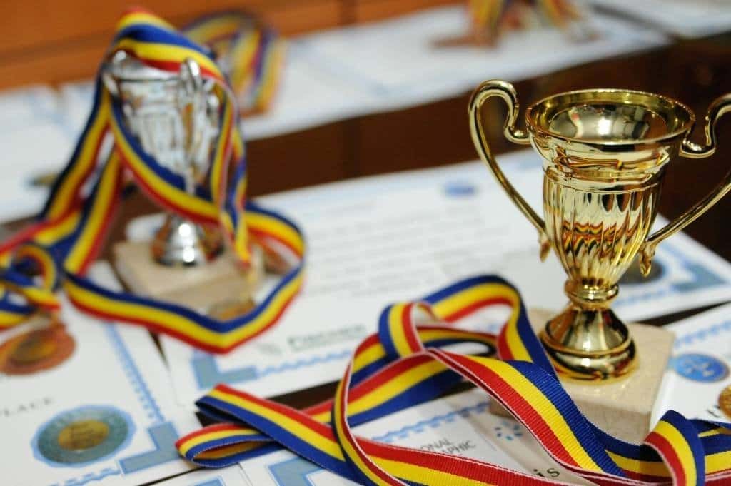 Elevii performanți din Târgu Jiu, premiați de municipalitate