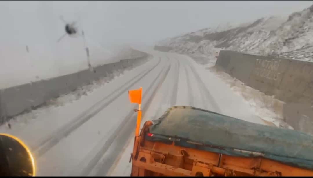 VIDEO: Circulație închisă pe Transalpina! Drumarii intervin cu utilaje de deszăpezire