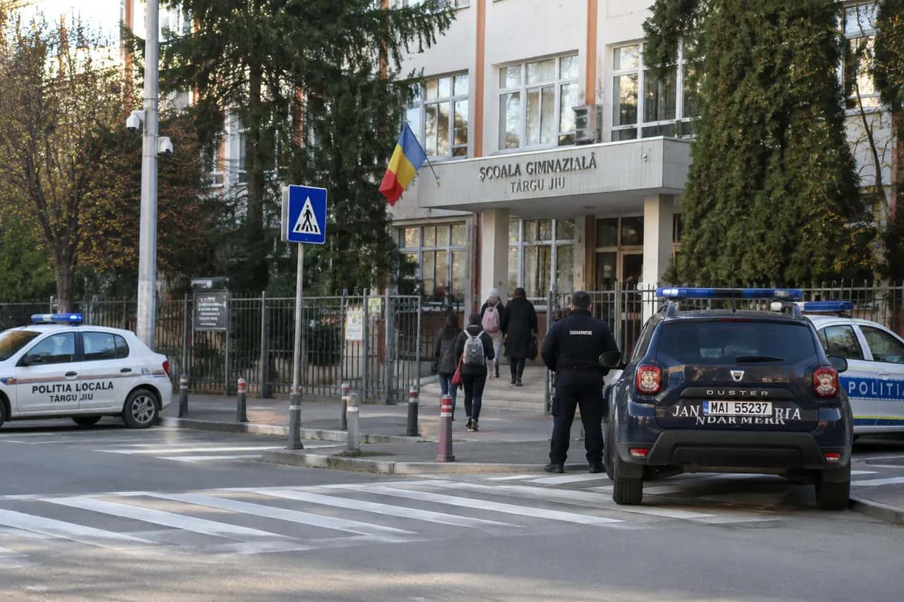 Propunere radicală pentru siguranța elevilor: jandarmi la intrările în școli și controlul ghiozdanelor