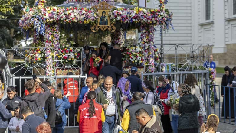 A început cel mai mare pelerinaj din ţară! Mii de oameni s-au adunat la Sfânta Parascheva