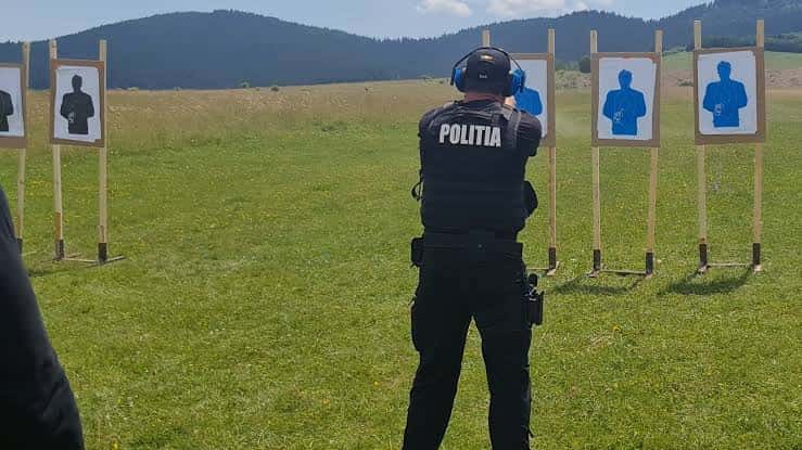 Exerciți de tragere cu armament la Poligonul Preajba Mare
