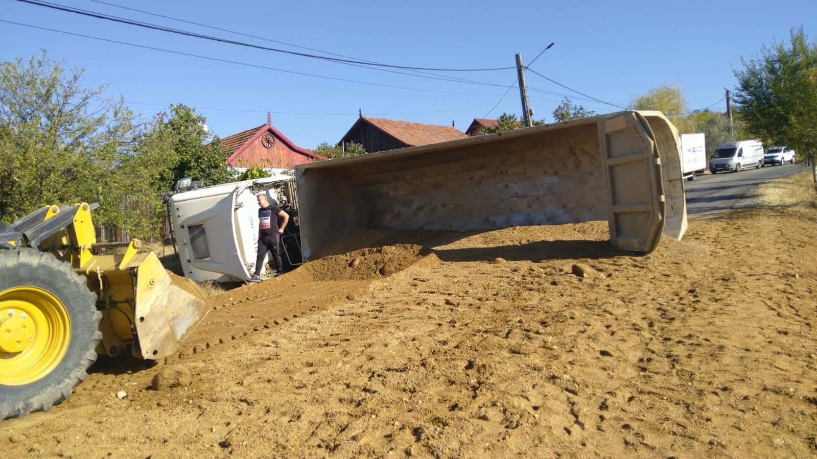 Autotren răsturnat pe DN67! Traficul este blocat