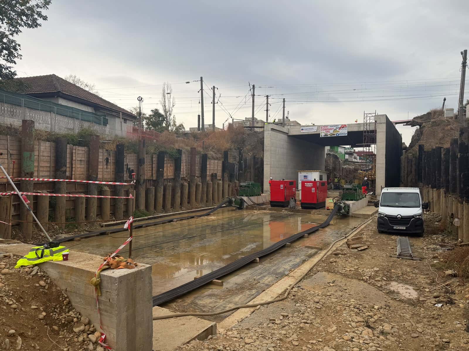 PREMIERĂ LA TÂRGU JIU: Structura masivă din beton a pasajului de pe Ana Ipătescu, împinsă sub calea ferată