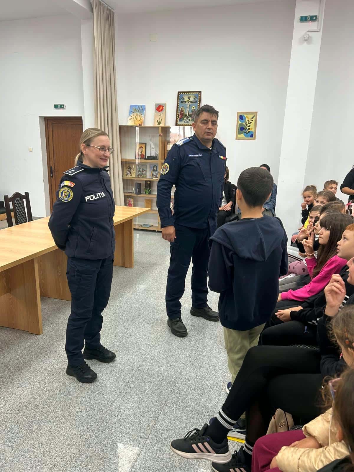 Polițiștii și jandarmii, printre elevi